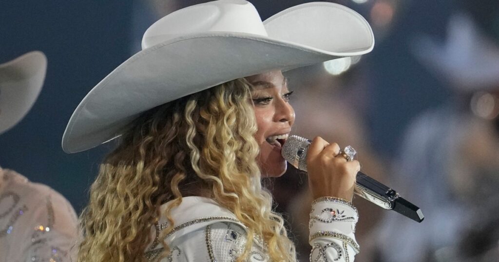 Beyoncé Performs Halftime Show At Nfl Christmas Game