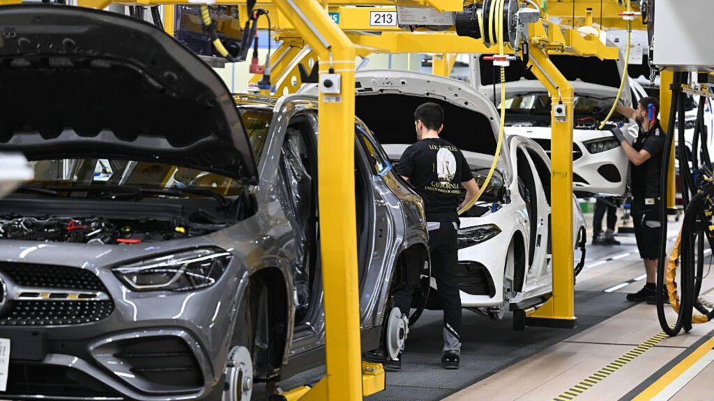 German Auto Sector Cuts Jobs Significantly As Economic Problems Bite