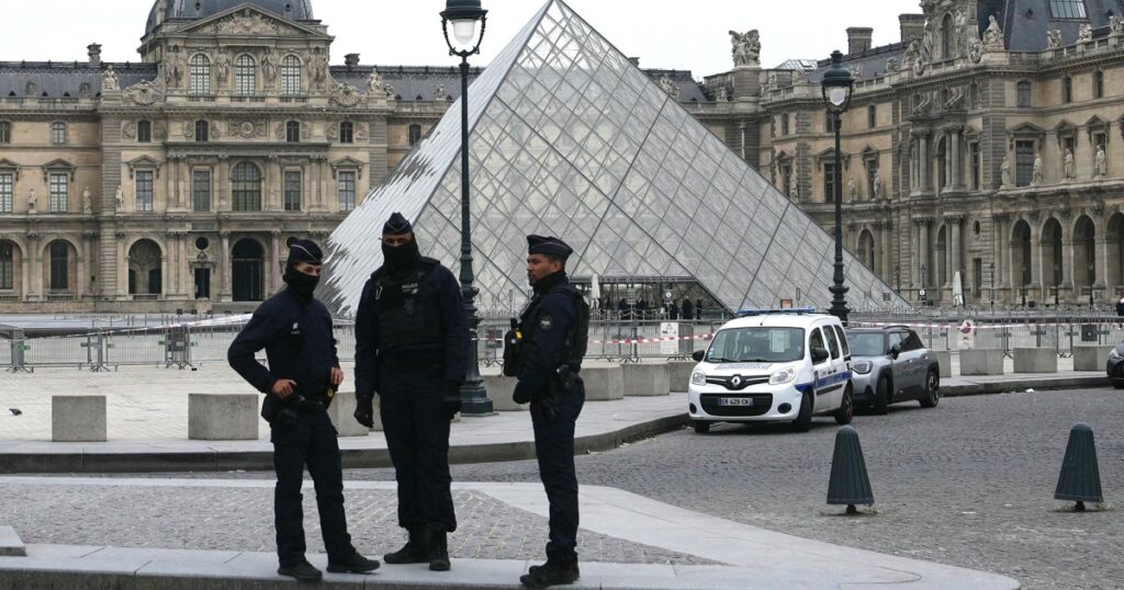 Thieves steal napoleon's jewelry from paris's louvre: report