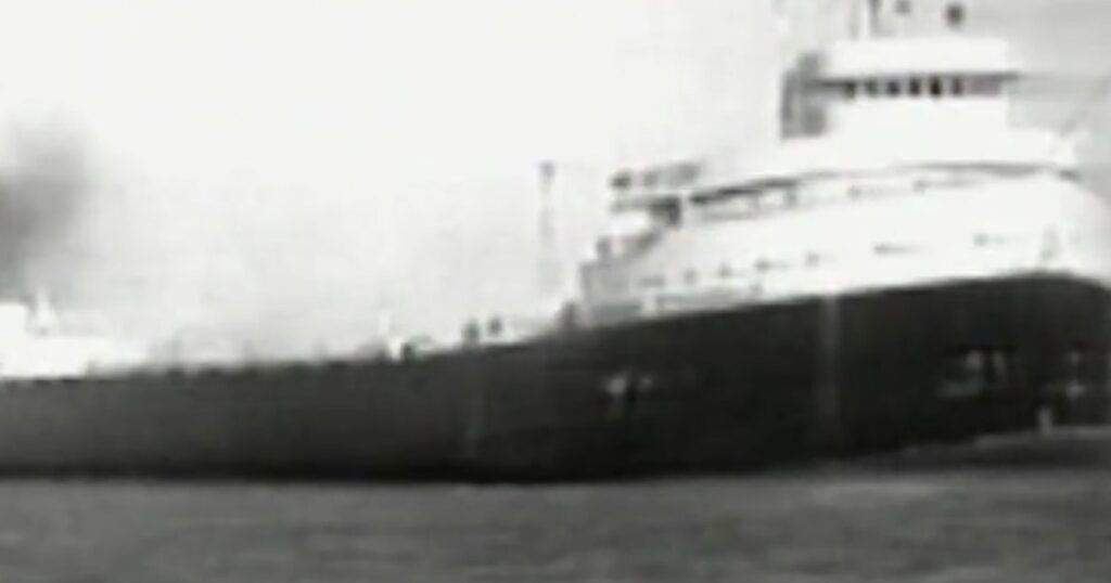 Edmund fitzgerald sinks into lake superior
