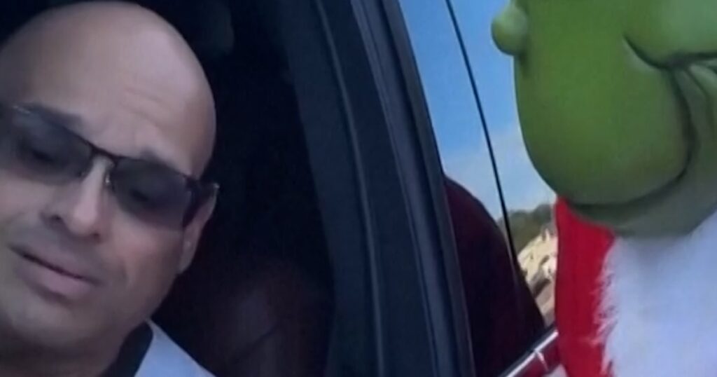 Florida police officer pulls people over as grinch