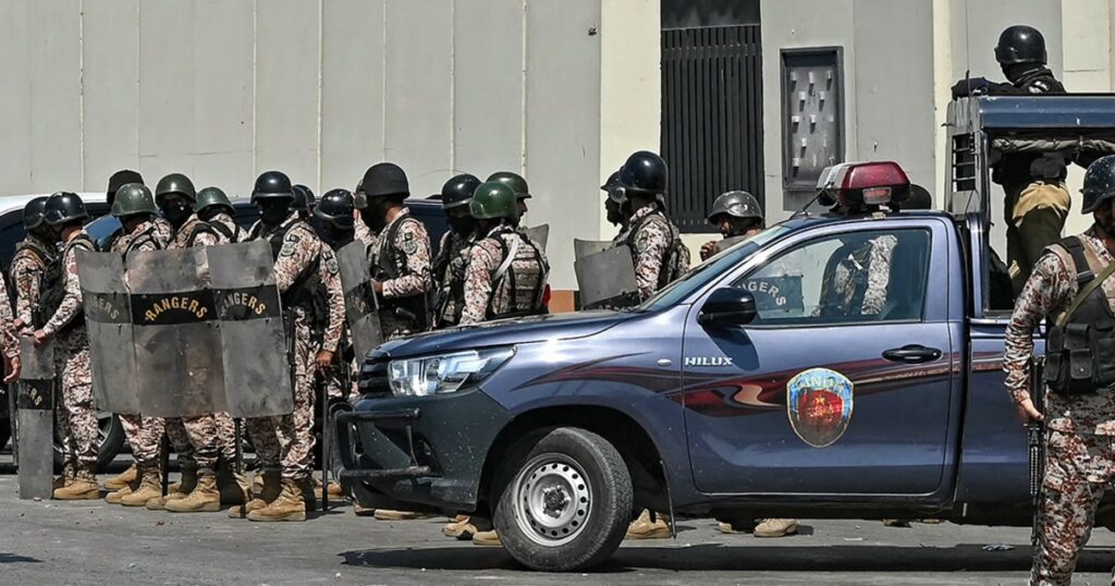 Protesters attack and attack us consulate in pakistan