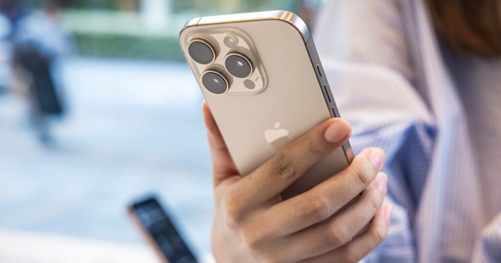 Iphone users need to update software during hacking campaign