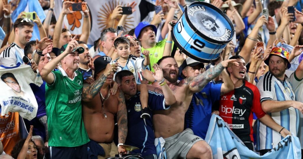 Enthusiasts who survived the history of el mundial with the