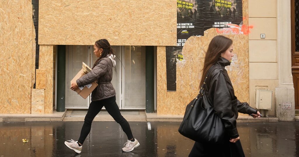 Paris shuts Louvre and other museums as police deploy in big numbers for new protests across France Paris shuts Louvre and other museums as police deploy in